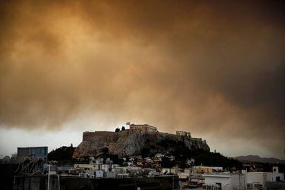 Vista del partenón con el humo de los incendios a las afueras de Atenas.