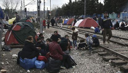 Refugiados en el campamento de Idomeni (Grecia), este viernes.