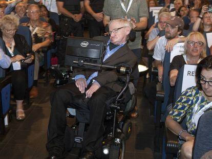 Stephen Hawking llega a su conferencia el mi&eacute;rcoles escoltado por dos polic&iacute;as