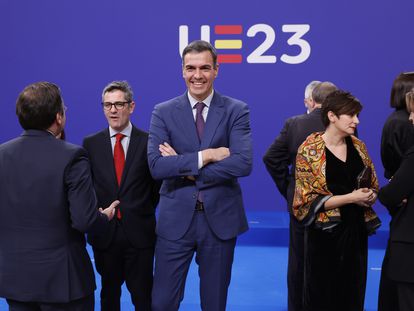 El presidente del Gobierno español, Pedro Sánchez, junto a sus ministros, a su llegada este jueves al concierto de clausura de la presidencia española del Consejo de la UE, en Madrid.