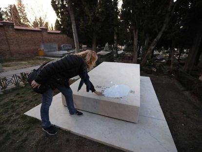 Pintura vertida sobre la tumba de Dolores Ibárruri el pasado lunes en el cementerio madrileño de la Almudena.