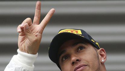 Lewis Hamilton celebra su tercera posición.