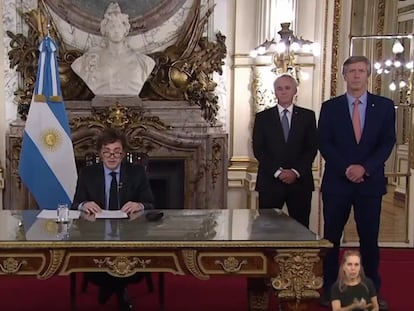 El presidente Javier Milei habla durante el mensaje emitido esta noche en Buenos Aires.
