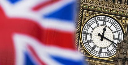 Vista del reloj del Big Ben entre una bandera del Reino Unido.