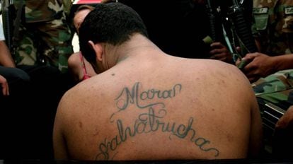 Un miembro de la Mara Salvatrucha, detenido en Guatemala en 2005.