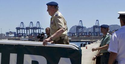 El Rey sube a bordo del buque de la Guardia Civil 'Río Segura' en Algeciras.