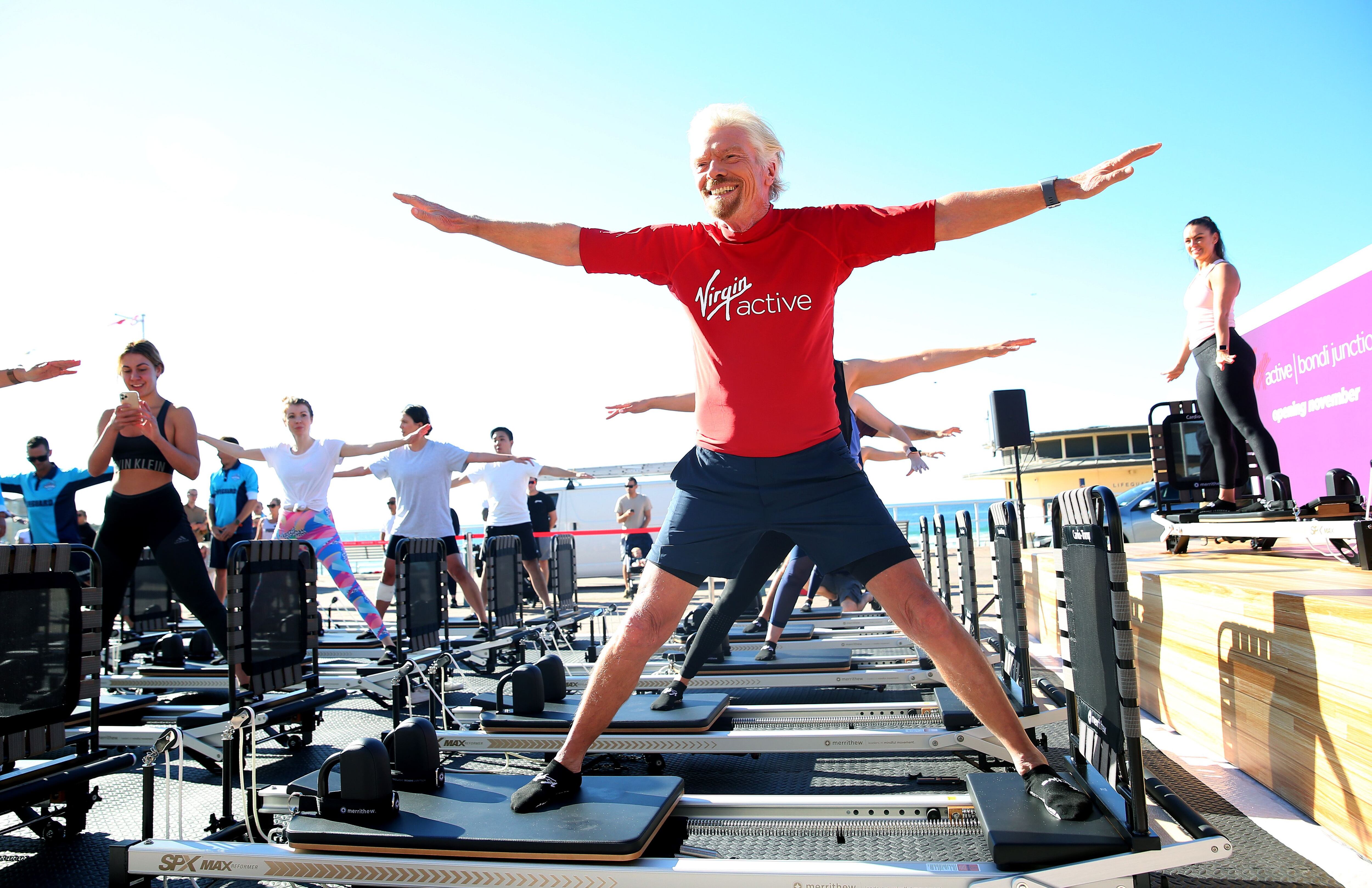 Richard Branson haciendo pilates en Bondi Beach, Sídney (Australia) en noviembre de 2019. 