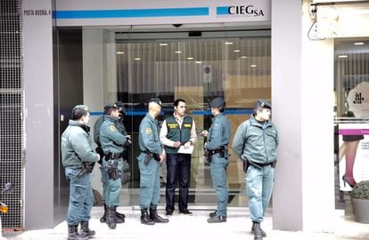 La Guardia Civil durante los registros en Ciegsa. 