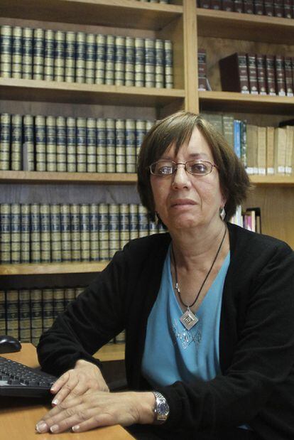 Isabel Beceiro, en la biblioteca del Instituto de Estudos Gallegos Padre Sarmiento de Santiago.