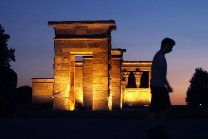 Ver morir el sol en el templo de Debod con las vistas al fondo de la sierra de Guadarrama es uno de los lujos al alcance de los que se quedan en agosto en la ciudad.