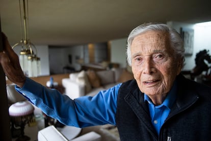 El arquitecto Agustín Hernández en su casa al sur de Ciudad de México, el 11 de octubre de 2022.