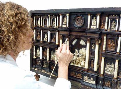 Una técnico trabaja en la restauración del escritorio del Museo de Bellas Artes.