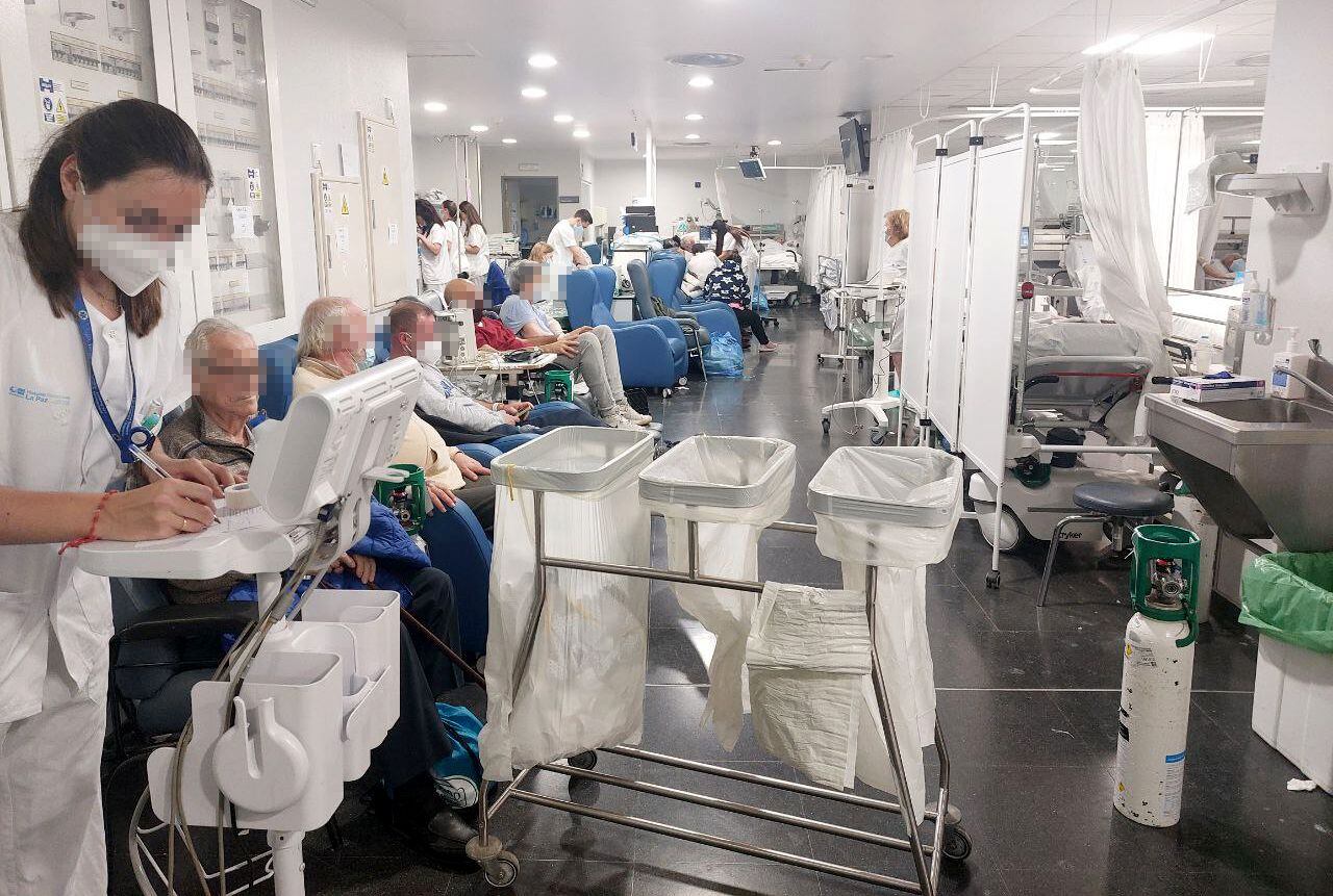 Pacientes y sanitarios el miércoles en una sala de agudos del servicio de urgencias del hospital de La Paz de Madrid.