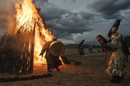 Chamanes de Mongolia en una ceremonia relacionada con el solsticio.