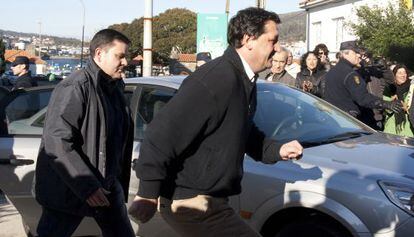 El alcalde de Fisterra (derecha) tras ser detenido por el 'caso Orquesta'