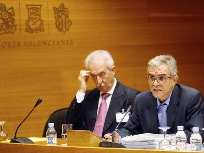 El exconsejero delegado de Ciegsa Máximo Caturla, a la derecha, en las Cortes valencianas junto a su abogado.
