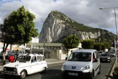 Varios veh&iacute;culos hacen cola para poder cruzar la frontera de Gibraltar en direcci&oacute;n a Espa&ntilde;a. EFE/Archivo