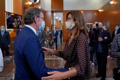 Eva Cárdenas saluda a su pareja, Alberto Núñez Feijóo, en la toma de posesión como presidente de la Xunta de Galicia el pasado septiembre