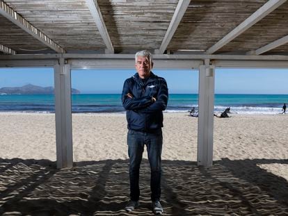 Carlos Ramis, dueño del chiringuito-restaurante La Ponderosa, en playa de Muro, Can Picafort (Mallorca), este lunes.