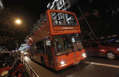 Autobuses turísticos por la Gran Vía de Madrid.