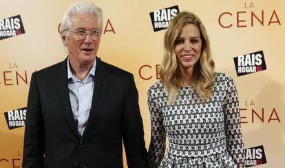 El actor Richard Gere y Alejandra Silva durante el estreno de la película La Cena en Madrid en 2017.