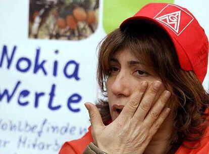 Una trabajadora de la fábrica de Nokia en Bochum llora por su cierre.