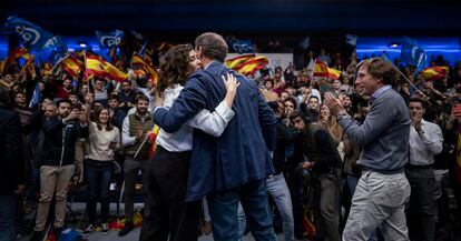 El líder del PP, Alberto Núñez Feijóo abraza a la presidenta de la Comunidad de Madrid, Isabel Díaz Ayuso en presencia del alcalde madrileño, José Luis Martínez Almeida, durante el mitin de este sábado en Madrid.