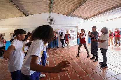 Doña Letizia visitó también el colegio Metropolitano en el que los alumnos la recibieron con una ensayada coreografía. Tras esta breve exhibición, saludó uno por uno a todos los allí presentes.