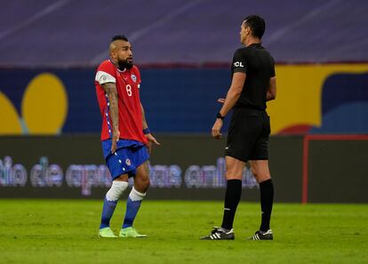 Vidal discute con el árbitro Roldán la polémica jugada del paraguayo González.