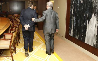 Goirigolzarri (izquierda) y Rato salen de un despacho de Bankia.