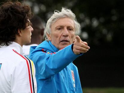 El técnico de la selección colombiana de fútbol, José Pékerman, da instrucciones a sus jugadores durante un entrenamiento el pasado lunes.