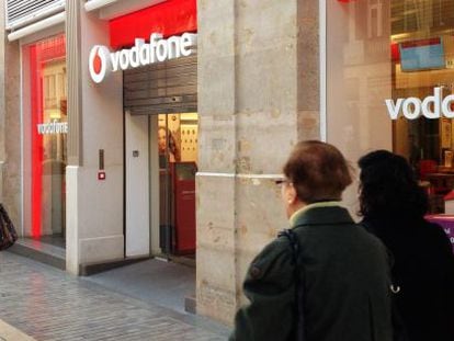 Escaparate de una tienda de Vodafone en Madrid.
