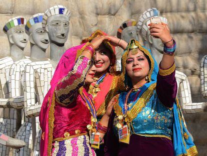 Selfie con algunas de las esculturas del Rock Garden de Chandigarh (India).