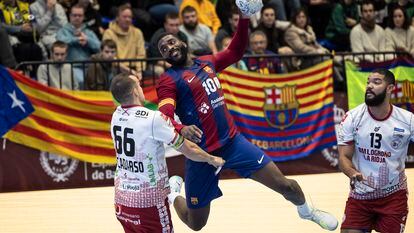 El lateral derecho del Barcelona Dika Mem lanza ante Eduardo Cadarso, del Ciudad de Logroño, en la final de la Copa de España.