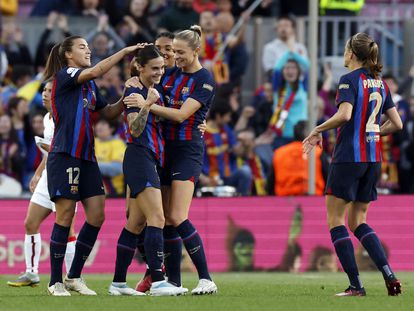 Mapi León celebra un gol junto a Patri Guijarro y otras compañeras del Barcelona.