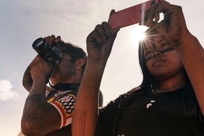 Betikre Tapayuna Metuktire y Pãjro Txucarramãe, una joven comunicadora indígena, toman fotografías de la manifestación de los integrantes de la aldea Kapot contra el "marco temporal" el pasado julio.