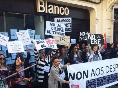 Trabajadoras de Blanco en la plaza de Lugo (A Coruña), durante una protesta contra la última ola de despidos en la cadena.