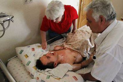 Antonio Meño y Juana Ortega atienden a su hijo en coma, ayer en su piso de Móstoles.