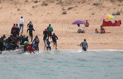 Migrantes marroquíes desembarcan en la Playa del Cañuelo en Tarifa tras haber cruzado el Estrecho de Gibraltar, el 27 de julio.