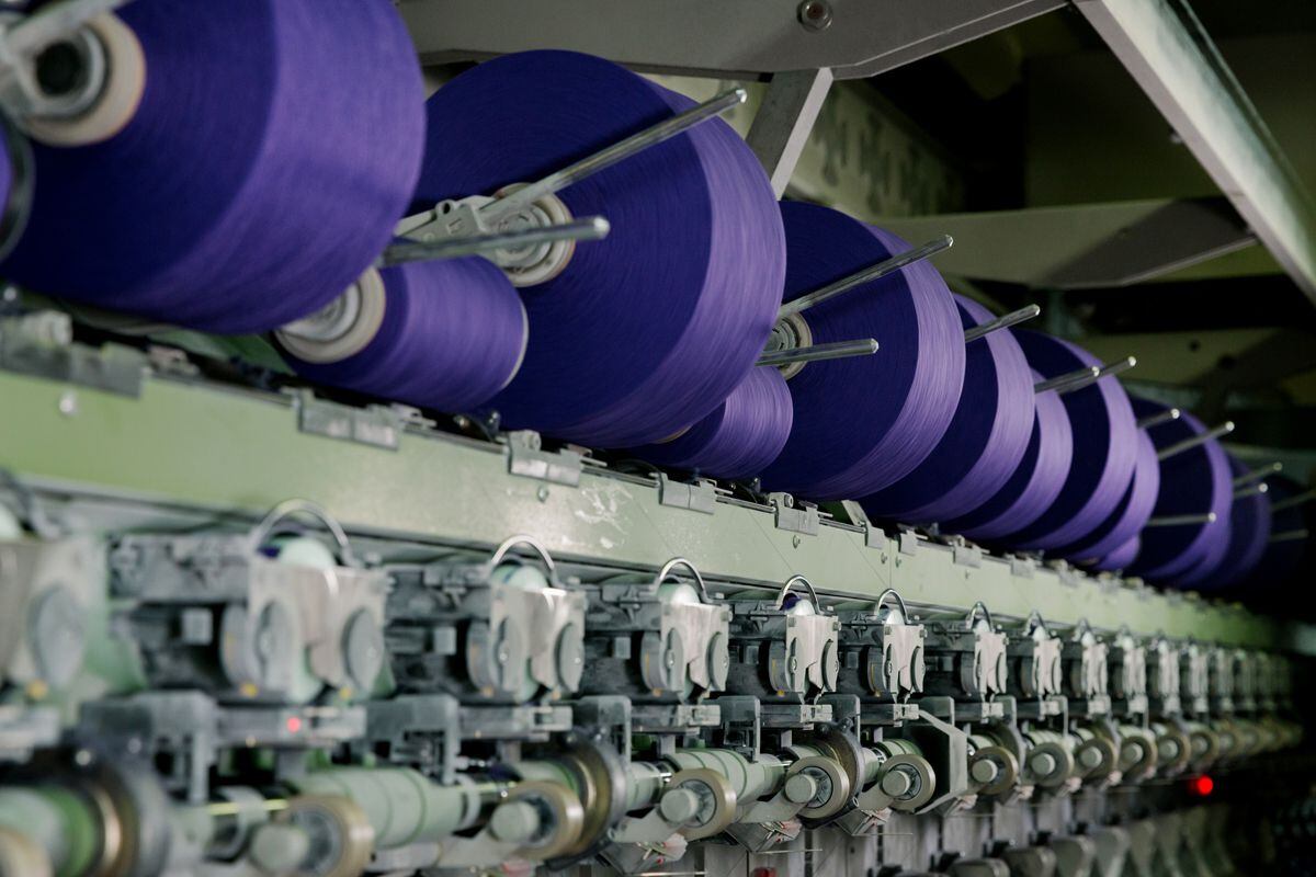 Hilaturas Ferre convierte el algodón reciclado en hilos de diferentes particularidades gracias a una tecnología de rotor que retuerce y estira la fibra de forma mecánica. 