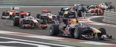 Sebastian Vettel encabeza el Gran Premio de Abu Dabi tras la salida, seguido por Lewis Hamilton, Jenson Button, Fernando Alonsoy Mark Webber.