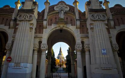 Entrada principal del cementiri de l'Almudena, a Madrid.