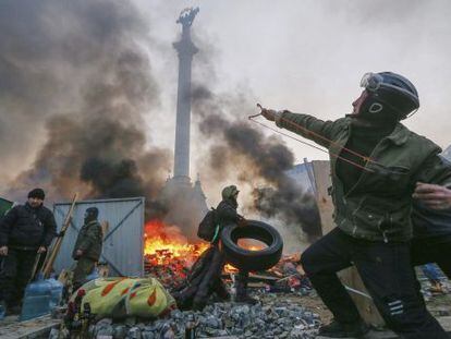 Un manifestante usa un tirachinas durante las protestas en Kiev.