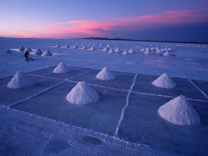 Pirámides de sal en un yacimiento de litio en Bolivia.