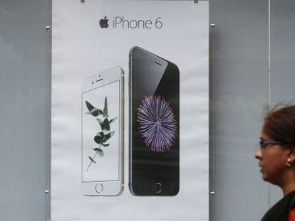 Una ciudadana india pasea frente a un anuncio del iPhone 6. 