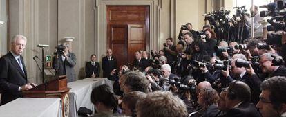 Mario Monti, explica a la prensa su lista de ministros.