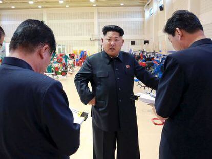El líder nord-coreà Kim Jong-un visita una fira de maquinària a Pyongyang, en una fotografia facilitada per l'agència oficial.