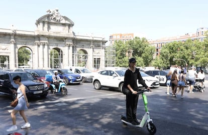 Un patinete se salta el semáforo en rojo.