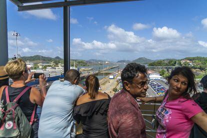 Cientos de turistas llegan todos los días para observar el paso de los barcos en el Canal de Panamá.