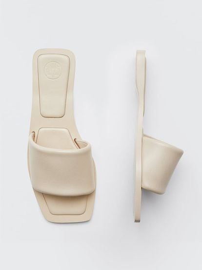 Sandalias de piel fabricadas con energías renovables, en color marfil, para darle un toque de clase sin esfuerzos a cualquier cosa que te pongas. Son de Massimo Dutti y cuestan 59,95 euros.